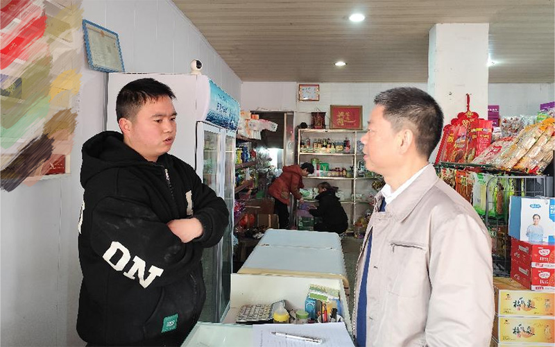 走进学校周边商户开展普法宣传。