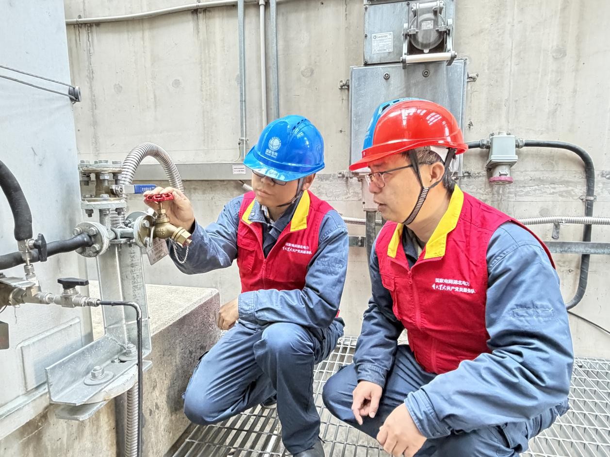 国网湖北直流公司一次检修党支部纪检委员监督检修人员进行外引取油阀检查巡视工作。