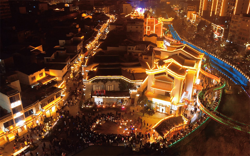 郧西县七夕天街流光溢彩游人如织。郧宣文摄