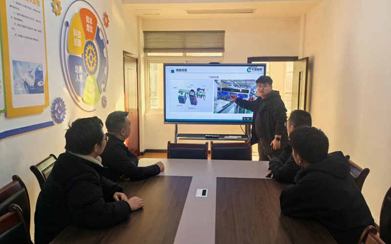 “聚慧”创客小组开展课题攻关研讨。