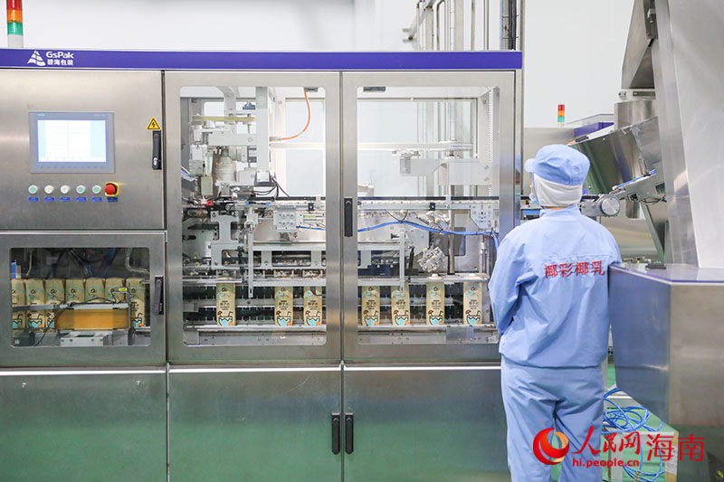 工人正在观察设备运行状态。人民网记者 牛良玉摄.jpg