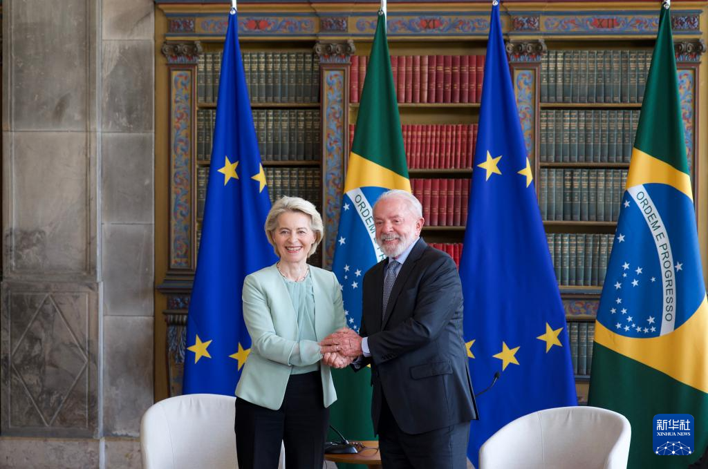 1月16日,巴西总统卢拉(右)在里约热内卢会晤欧盟委员会主席冯德莱恩。新华社记者 周永穗 摄