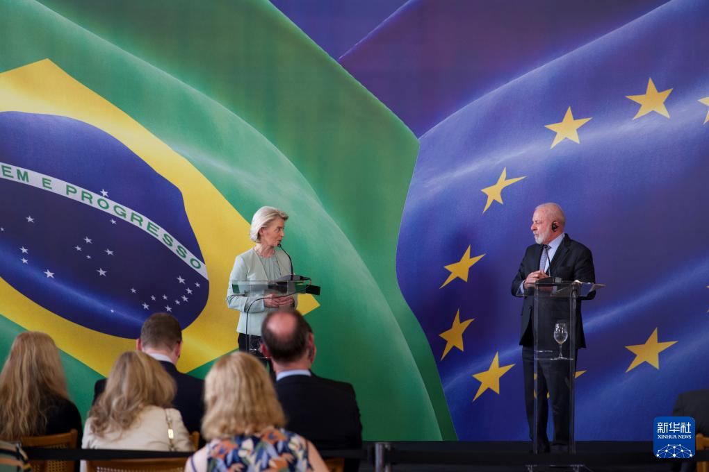 1月16日,巴西总统卢拉(右)在里约热内卢会晤欧盟委员会主席冯德莱恩。新华社记者 周永穗 摄