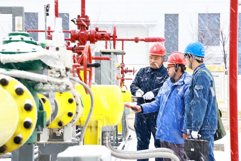 1月19日，国网宿州供电公司员工与砀山县天然气门站技术人员开展用电设备联合巡检，保障人民群众生产、生活能源可靠供应。张闯摄