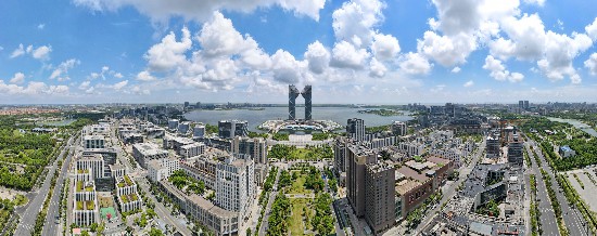 位于上海浦东新区的自贸区临港新片区滴水湖畔的西岛中银金融中心项目（无人机照片，方喆 摄）