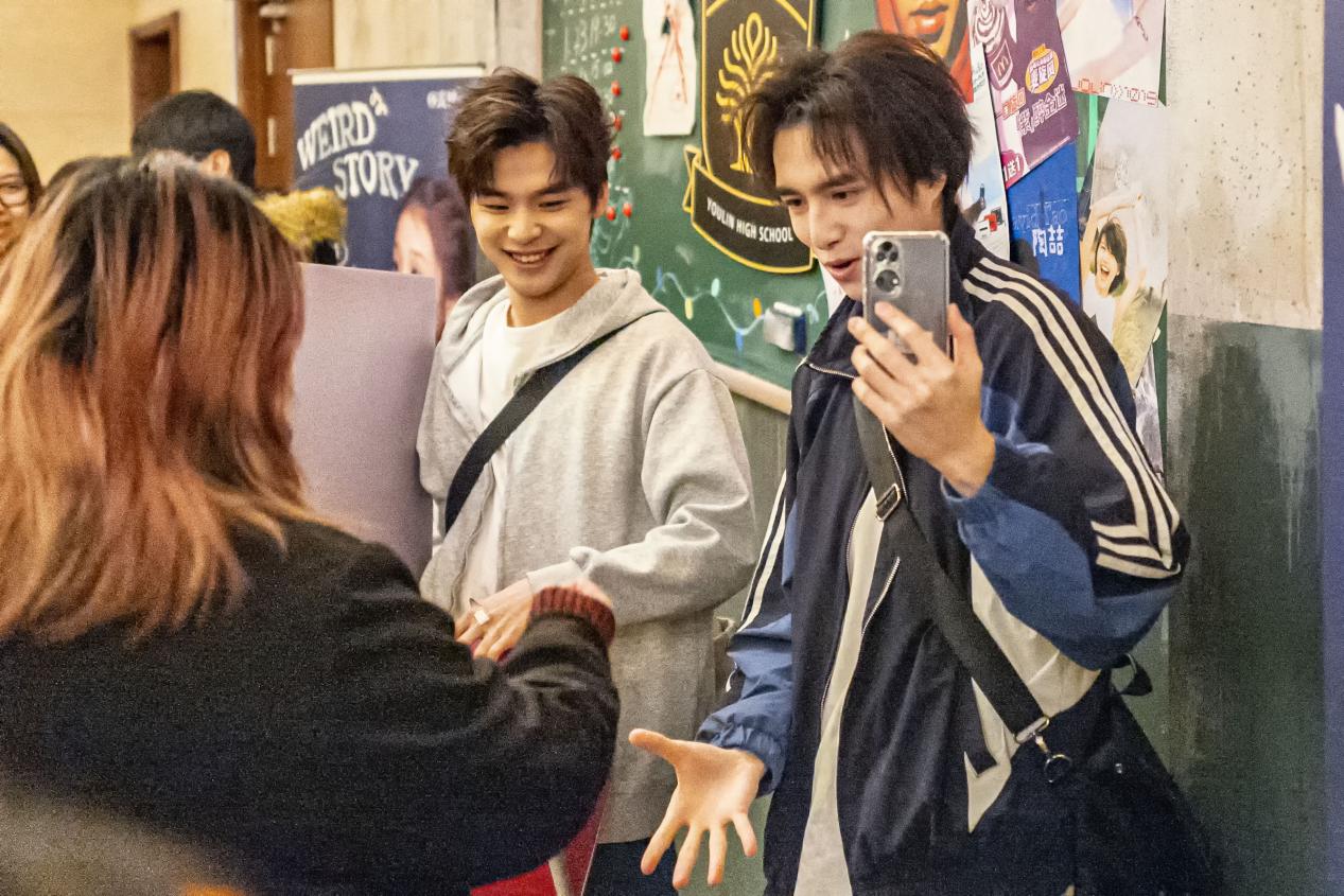 开场前，观众可在剧场外与演员互动，或进入密室解锁支线剧情，从“观看”变为“参与”，体验感拉满！