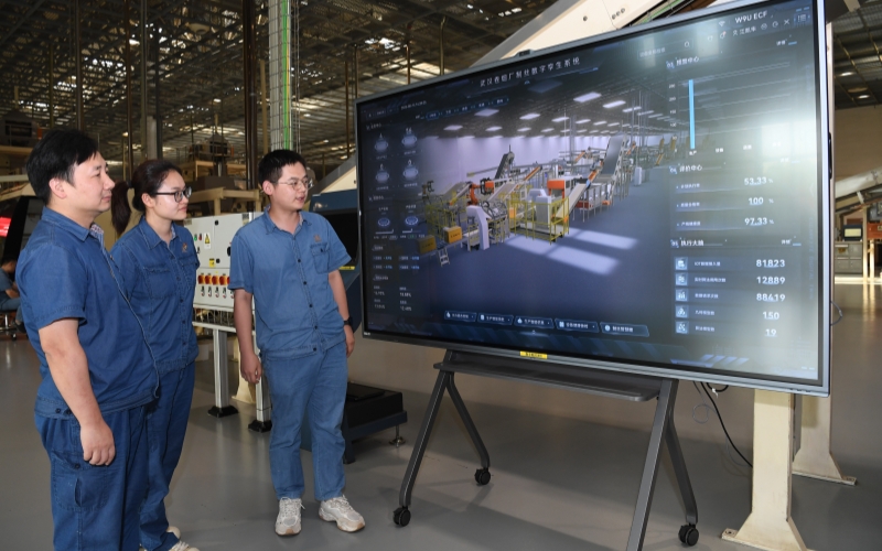 《基于超融合环境下IOT平台建设》项目组现场联合攻关。廖飞摄