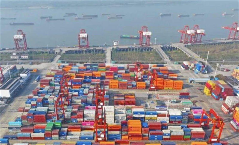 阳逻港码头一片繁忙。金振强摄