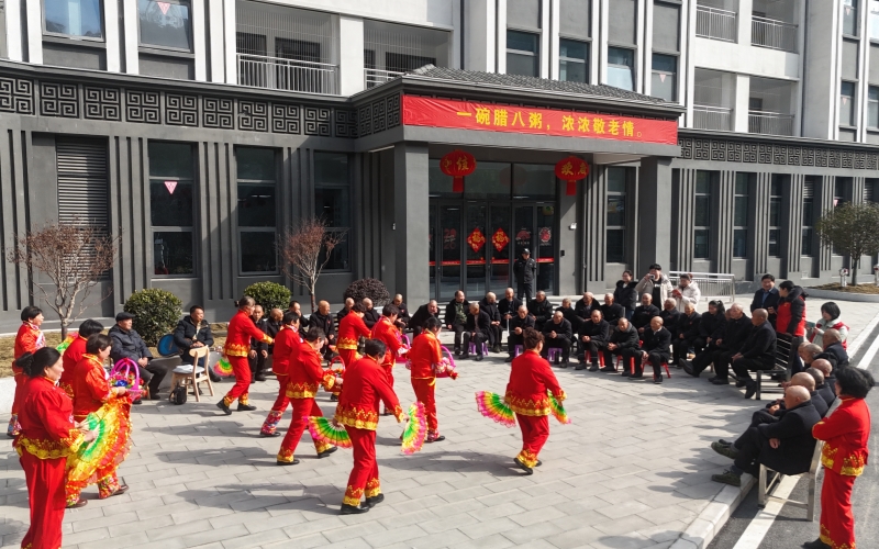 院民们观看文艺节目。