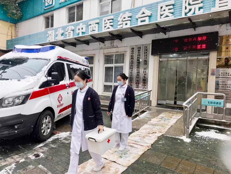 汉兴第二社区卫生服务中心医护人员上门为患者采血化验。