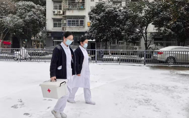 汉兴第二社区卫生服务中心医护人员上门为患者采血化验。