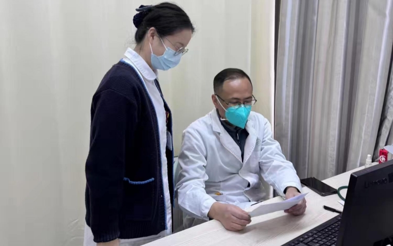 汉兴第二社区卫生服务中心医护人员上门为患者采血化验。