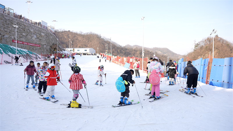 冰雪季来临,武当滑雪场再次客流高峰,冰雪旅游热度持续攀升