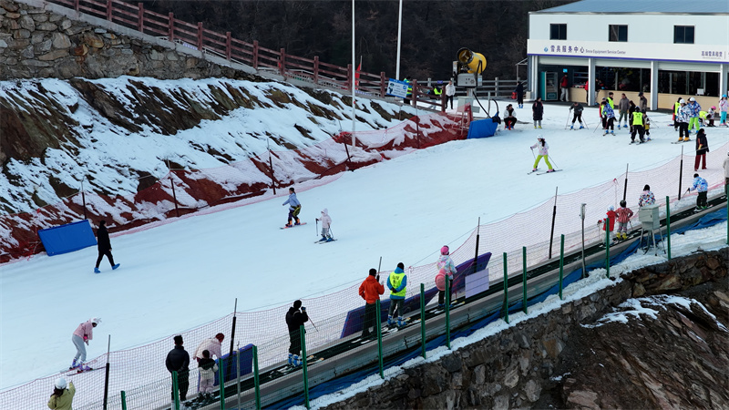 身着各色雪服的滑雪爱好者们脚踩雪板驰骋雪道,雪粒飞溅间尽显冬日运动活力