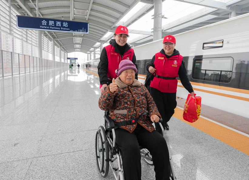 “合小西”志愿者与车站工作人员共同帮扶重点旅客。