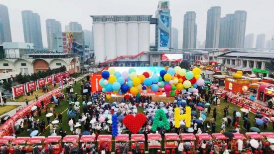  热烈的气氛与人潮的活力在现场交织，汇成一片欢乐的海洋。