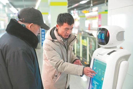 1月31日，云谷路站E进站口内，票务机器人“迪仔”在为旅客提供售票服务。