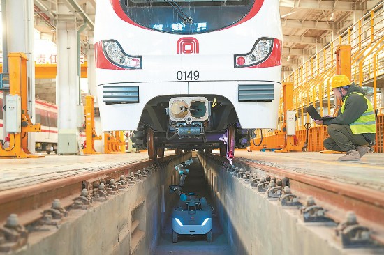 1月31日，合珠江路车辆段联检库，车底机器人“小智”在对机车车轮和车架进行扫描。