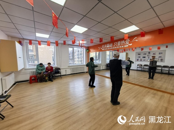 林阿姨在社区活动室内排练。人民网记者 邹慧摄
