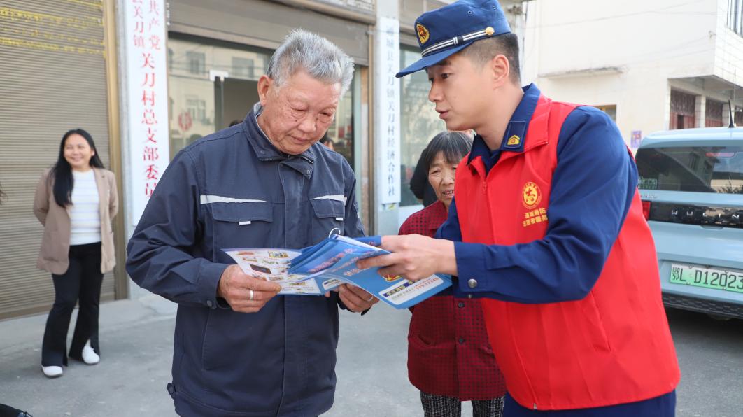 党员志愿者为返乡务工人员讲解本地就业创业扶持政策