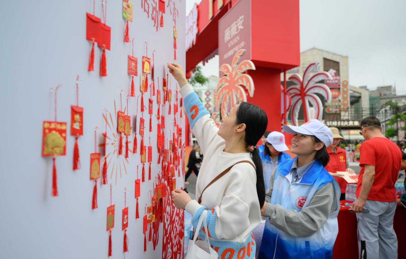 引导游客悬挂文明标语