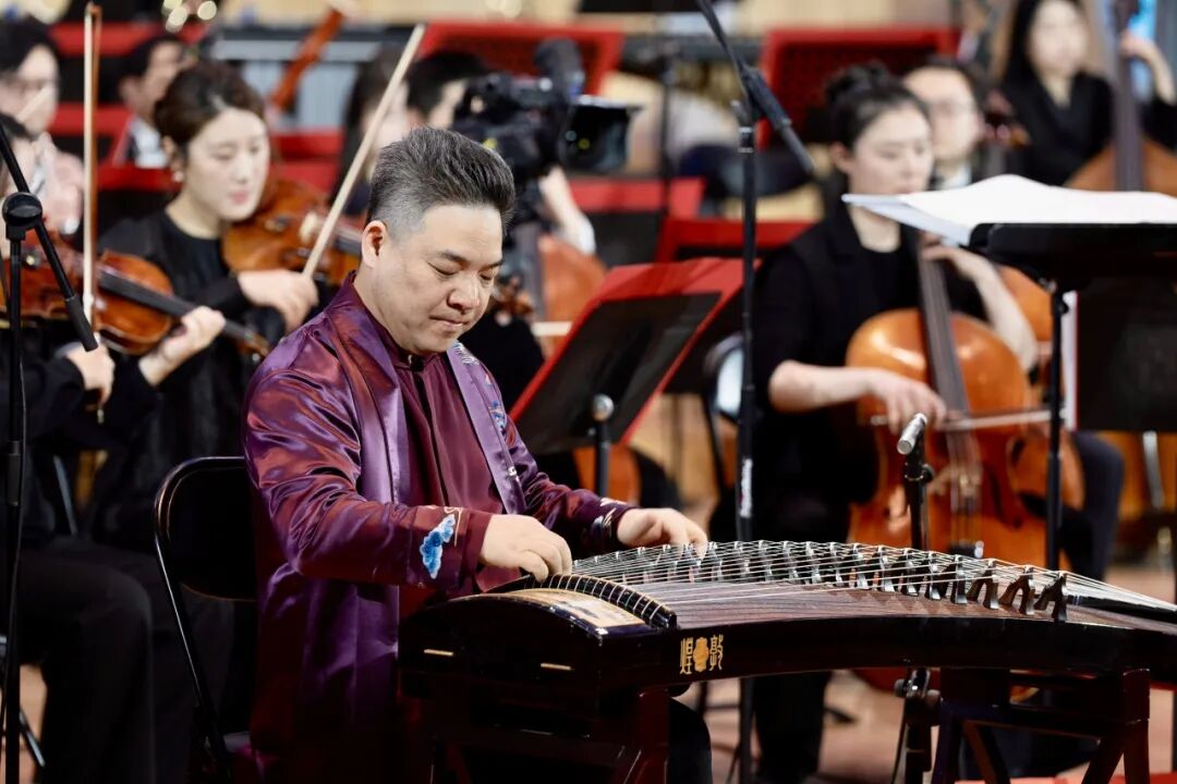 中国音乐学院国乐系主任、教授、古筝演奏家王中山献上《汉江韵》。学校供图