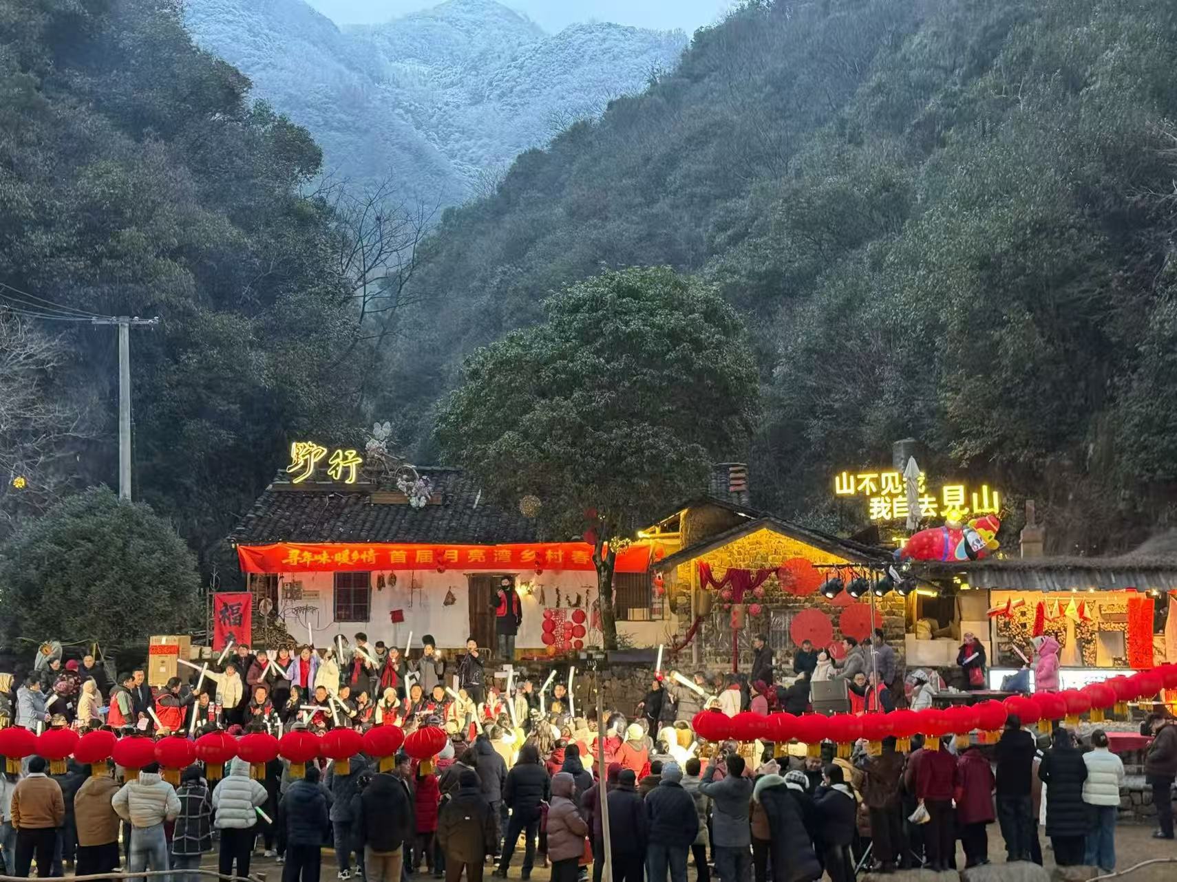 主持人互动环节中，观众挥舞手机灯光。