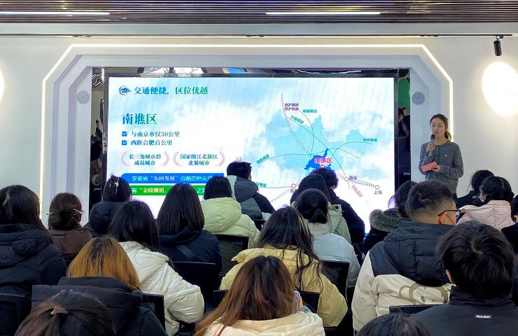 滁州市南谯区向青年学子解读高校毕业生优惠政策。徐迟摄