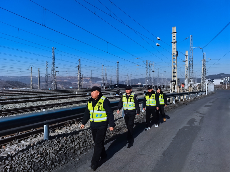 腊月二十七,阳城县铁路护路联防中队在铁路沿线巡查。人民网记者 栗翘楚摄