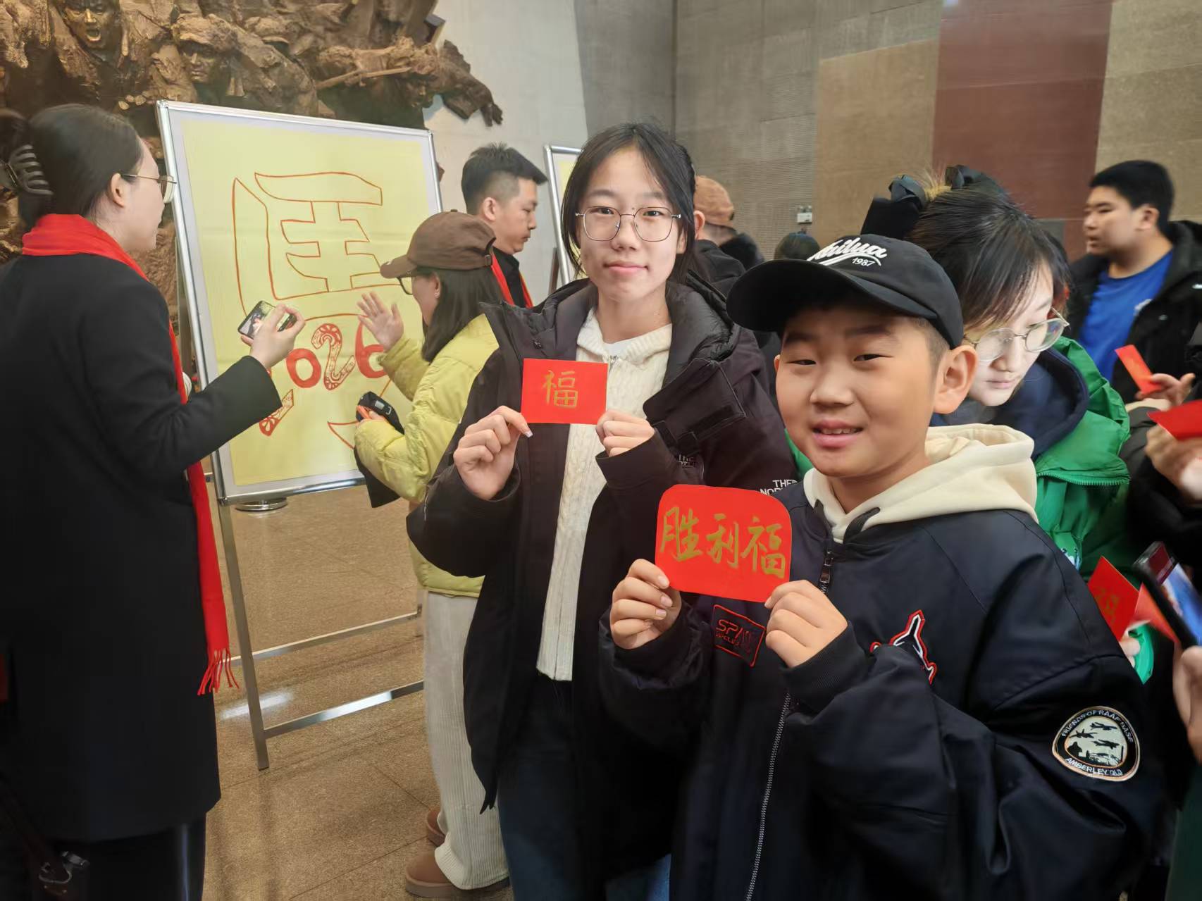 姐弟俩拿着福字，准备“贴福”。人民网记者 王子锋摄