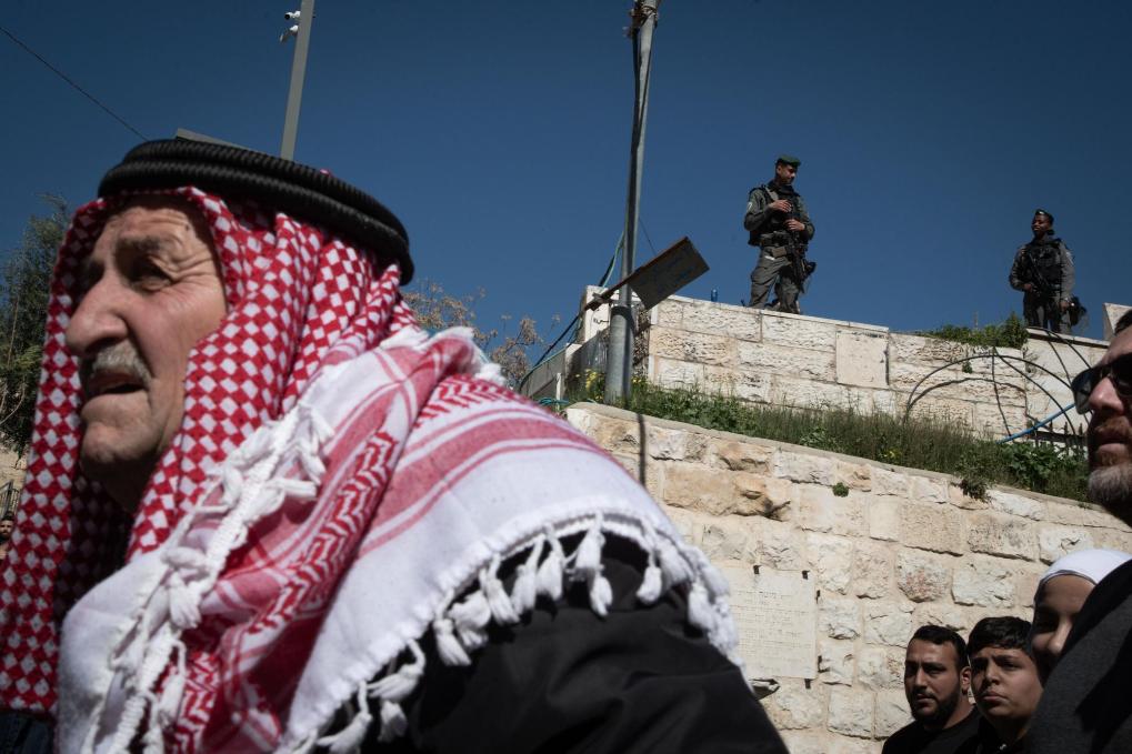 2月20日，在耶路撒冷老城，在以色列警察严密控制下，巴勒斯坦人走向阿克萨清真寺大院。新华社记者陈君清摄