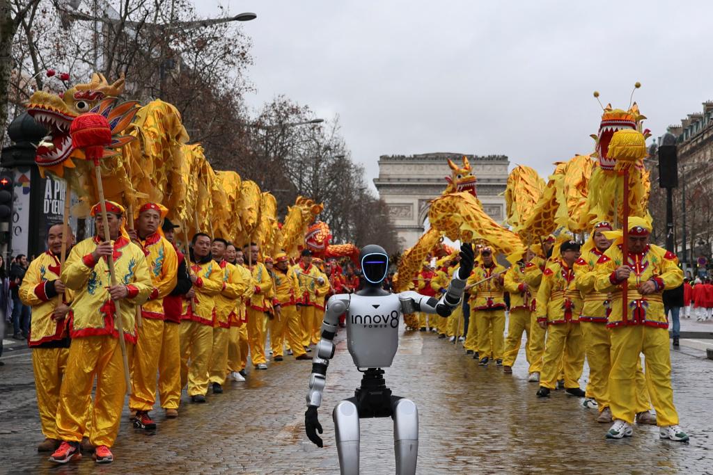 2月1日,在法国首都巴黎的香榭丽舍大街,由宇树科技及其法国代理INNOV8集团提供的机器人参加巡游活动。新华社记者张百慧摄