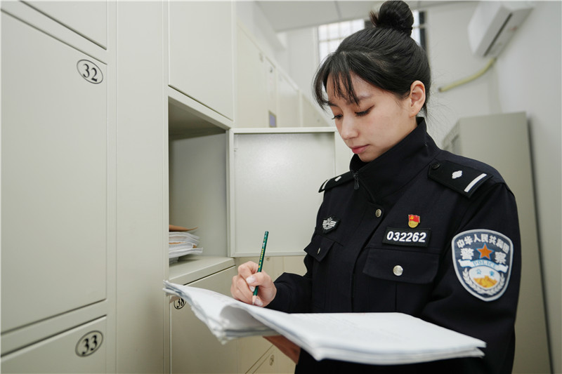 武娅瑄在核对文书。黄若灵摄