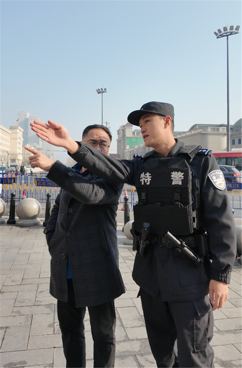 李潮克斯在江汉关为群众指路。黄明月摄