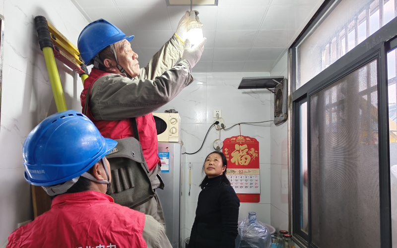 国网湖北电力工作人员深入返乡务工村民家中，帮助检查室内用电线路和设备。郭峰摄