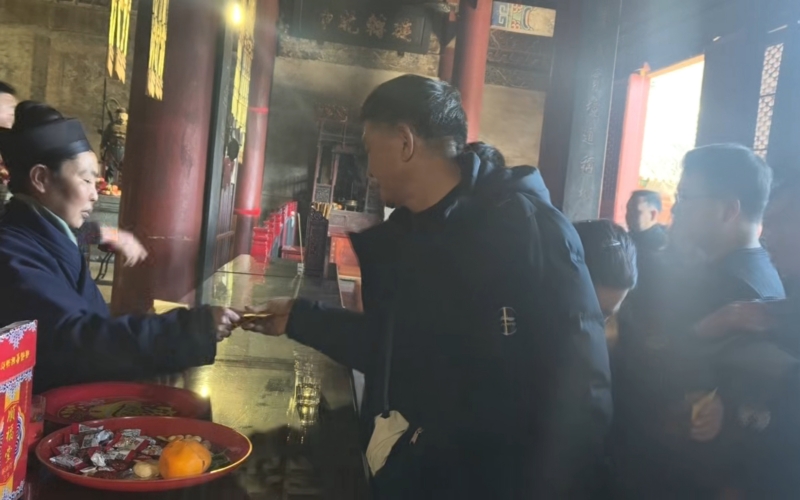 武当山紫霄宫开展为游客送“福”活动。