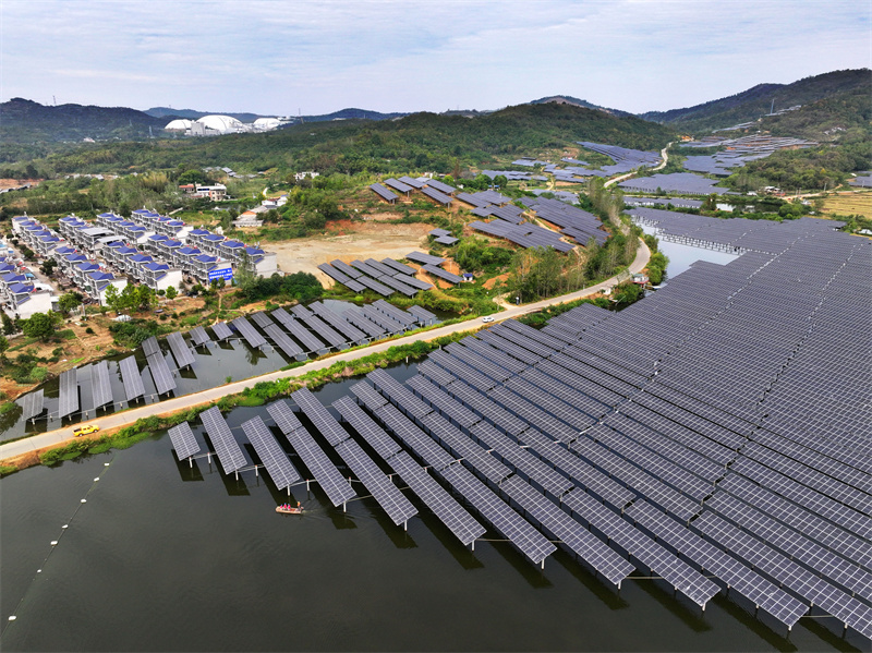 国网黄冈供电公司运维人员在马畈村光伏电站开展用电安全检查及设备巡检。徐世雄摄