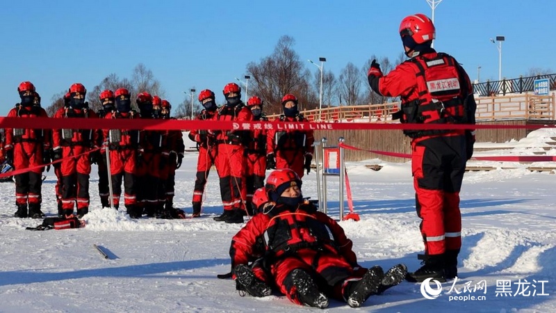 指战员们开展冰域救援训练。人民网记者 张哲鑫摄