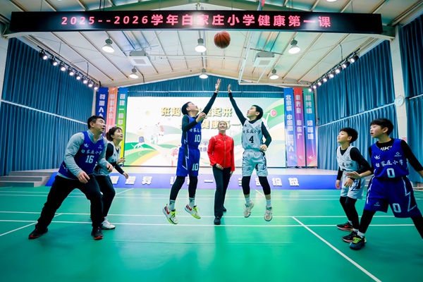 艺术体操世界冠军朱丹   短道速滑世界冠军李佳军为班超联赛开球。校方供图