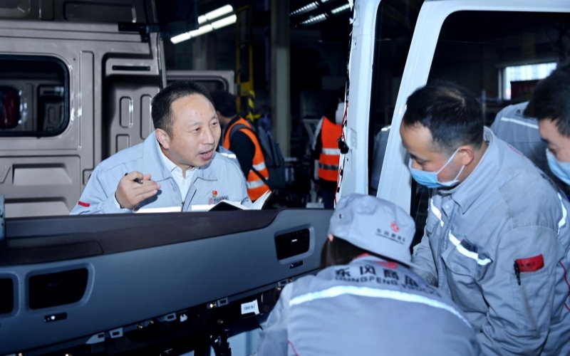 全国人大代表、东风商用车有限公司整车工厂总装检测车间“王涛班”班长、首席技能师王建清。