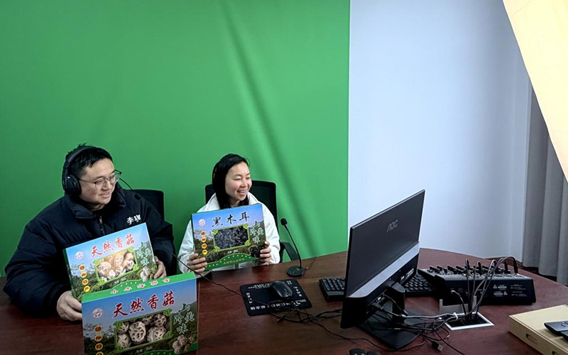 陈晓东夫妇帮村民直播带货土特产