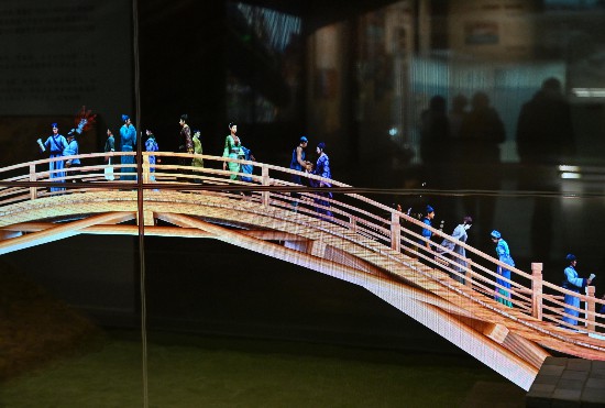 在柳孜运河桥梁遗址博物馆，动态展示桥梁场景。