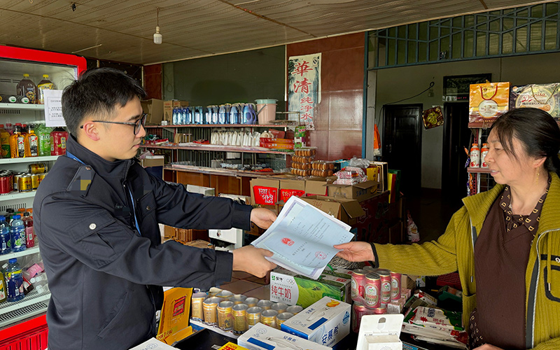 经营户拿到崭新的烟草专卖零售许可证。