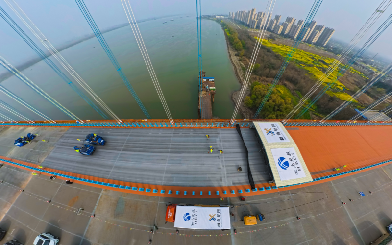 湖北燕矶长江大桥建设现场。