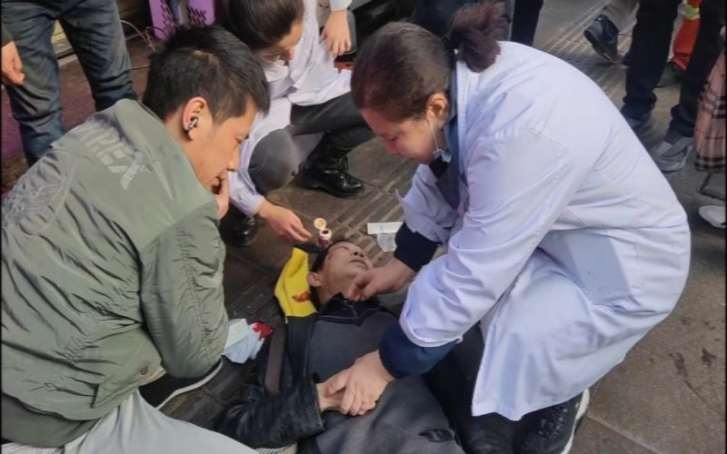 新华街社区卫生服务中心医务人员救助伤者。