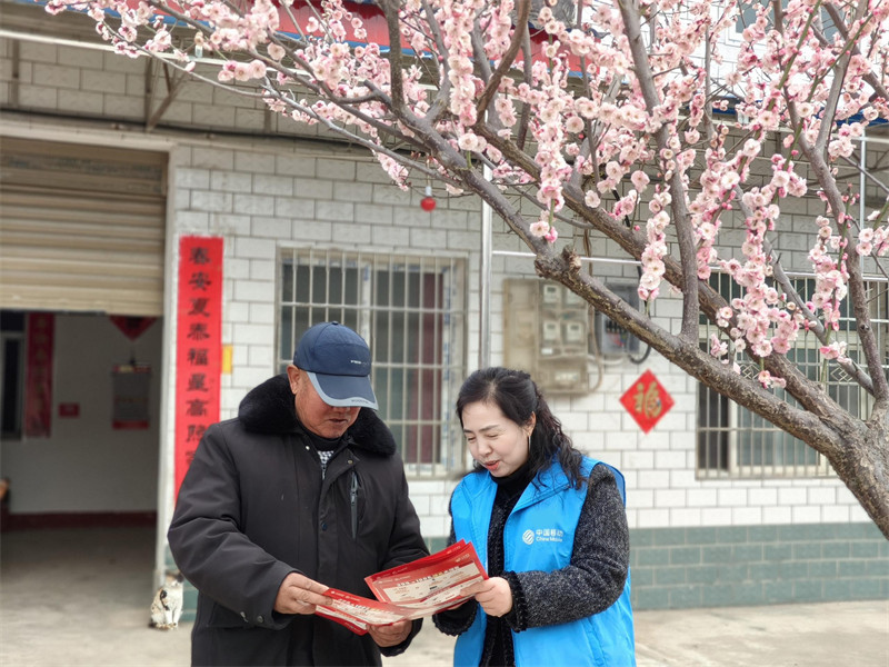 湖北移动工作人员为留守老人们讲解资费、调试手机,用优质服务温暖用户的心