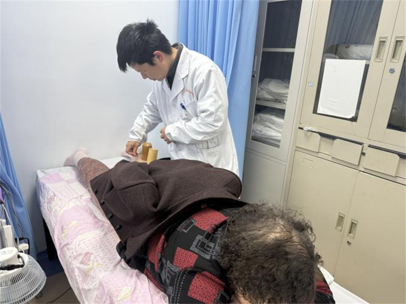 冯幼玉正在为患者做治疗