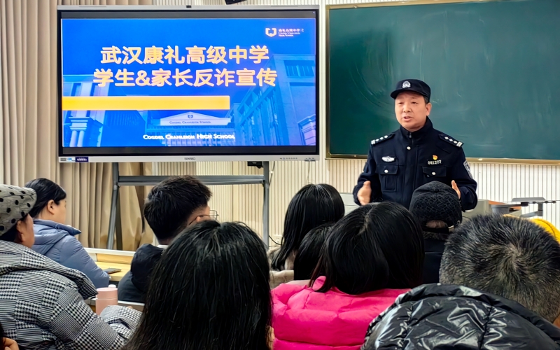 民警向家长讲解电诈套路。