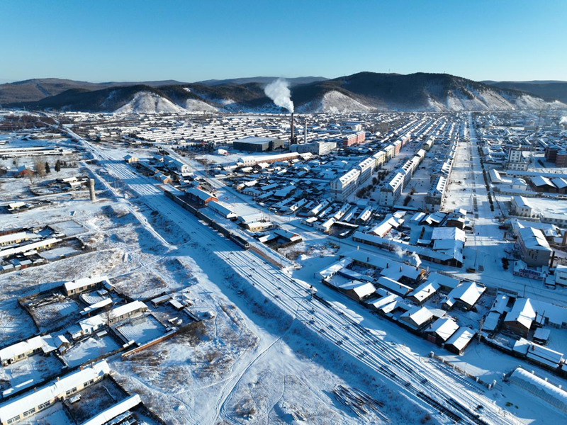 4181次列车缓缓驶向大兴安岭深处。徐率摄