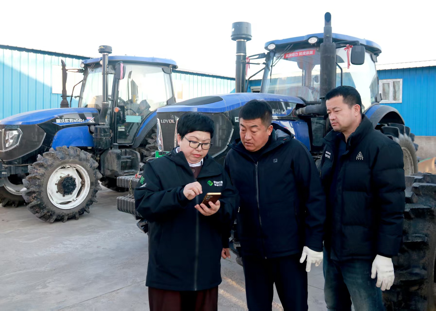 村民们学习”佳家农“APP相关功能。陈刚摄